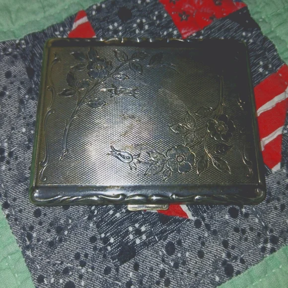 Elegant Floral Metal Box - Picture 4 of 8